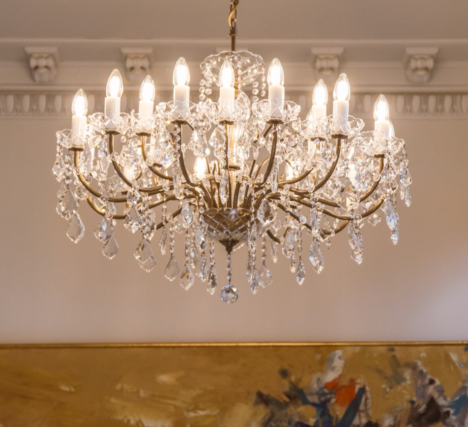 Edinburgh 18-Light Large and Shallow Brass  Chandelier with Hand-Cut Crystal Caps